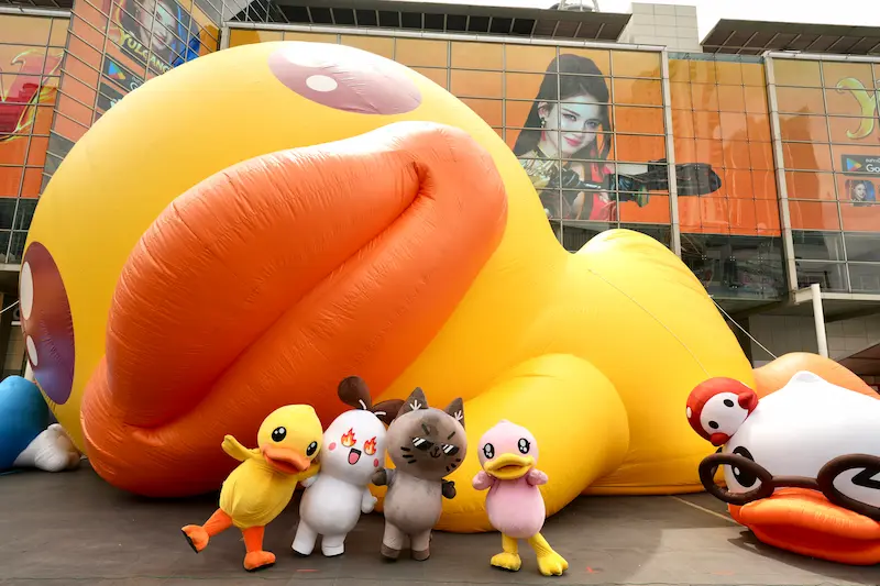 ททท. แท็กทีม B.Duck ปักแลนด์มาร์กความสนุก ในงาน “B.Duck Playful 20th – Glow In The Duck” พร้อมนำ Mascot  “น้องสุขใจ–น้องรักยิ้ม” ร่วมสร้างสีสันและเติมเต็มความสนุกให้กับนักท่องเที่ยว