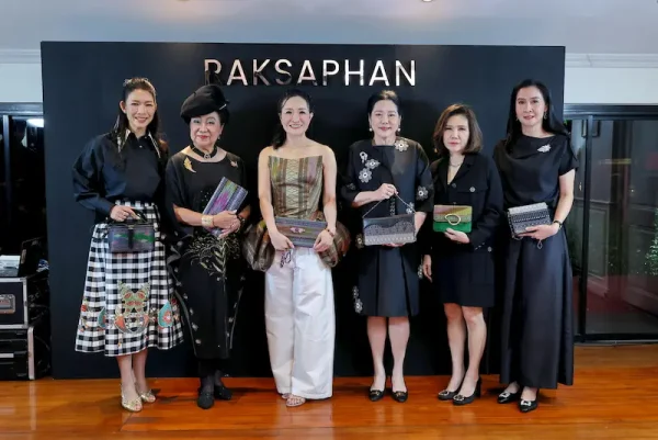 ‘RAKSAPHAN’ เปิดฉากคอลเลกชันระดับมาสเตอร์พีซคอลเลกชันแรก รังสรรค์ “ผ้าลายน้ำไหล” สู่ชิ้นงานศิลปะสะสมสุดลิมิเต็ด ถ่ายทอดภูมิปัญญาท้องถิ่นสู่สุนทรียภาพระดับสากล